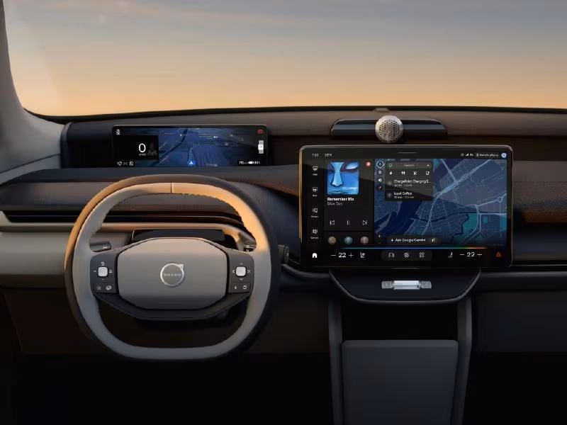 Habitacle du Volvo EX60 avec vue sur la route depuis le poste de conduite