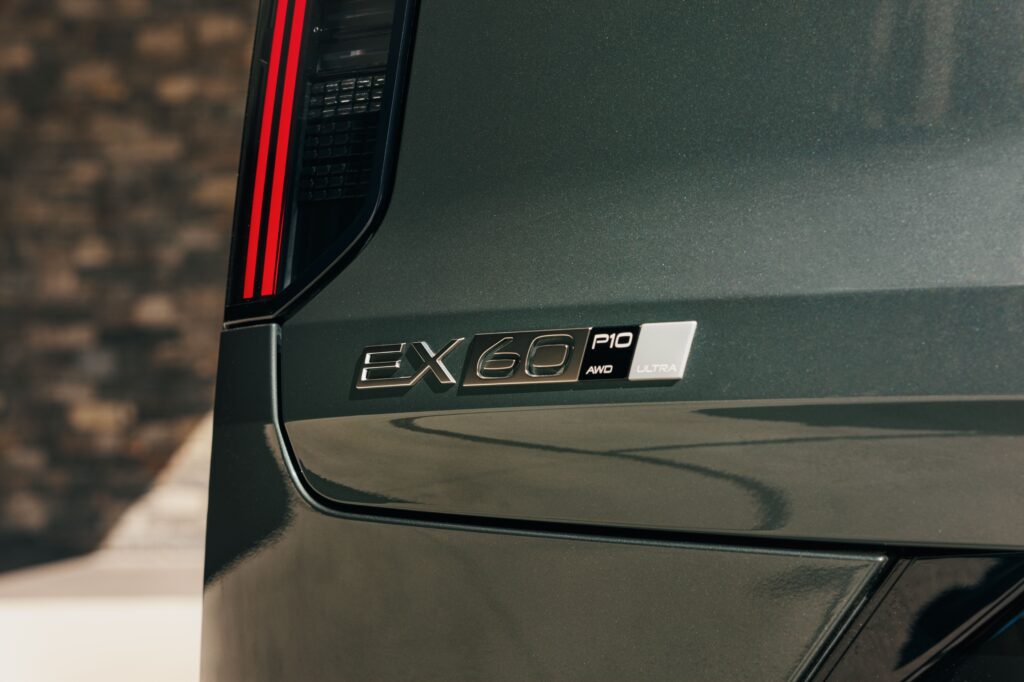 Détail du logo EX60 à l'arrière du SUV électrique Volvo