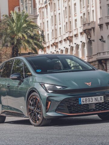 Cupra Born 2026 vue de trois quarts avant, version VZ