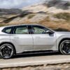 Le BMW iX3 50 xDrive vu de profil