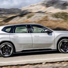 Le BMW iX3 50 xDrive vu de profil