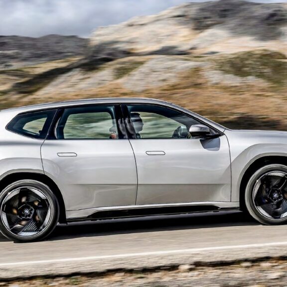 Le BMW iX3 50 xDrive vu de profil