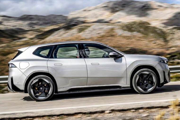 Le BMW iX3 50 xDrive vu de profil