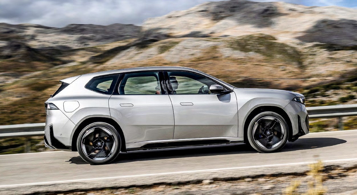 Le BMW iX3 sur une route de montagne