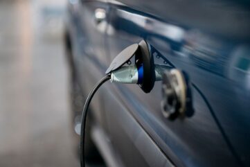 Voiture électrique bleue branchée à une borne de recharge