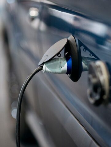 Voiture électrique bleue branchée à une borne de recharge