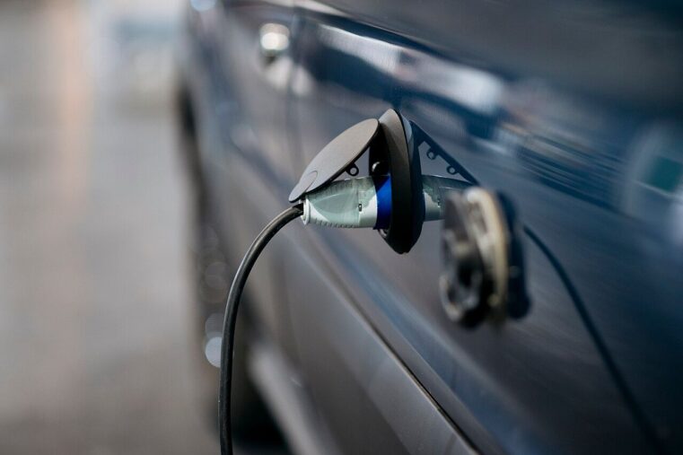 Voiture électrique bleue branchée à une borne de recharge