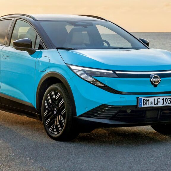 La Nissan Leaf de trois quarts avant