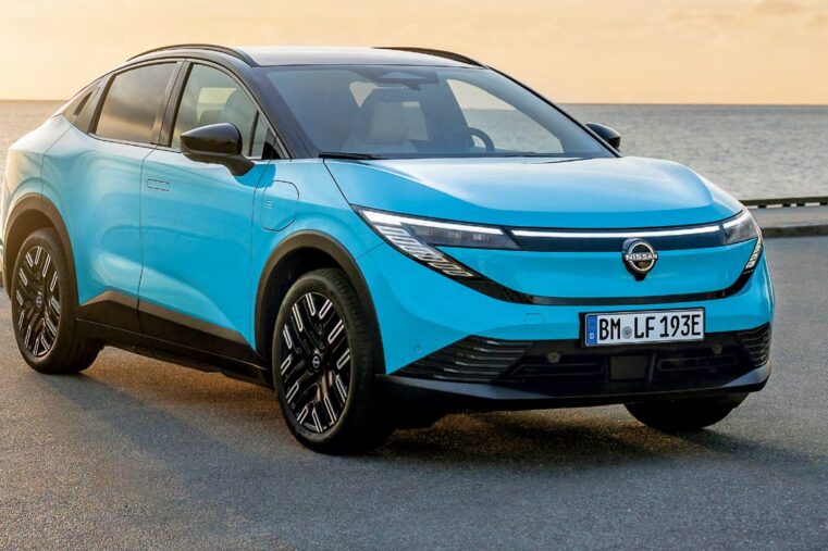 La Nissan Leaf de trois quarts avant