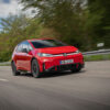 Volkswagen ID.3 GTI 2026 vue trois-quarts avant, teinte Tornado Red