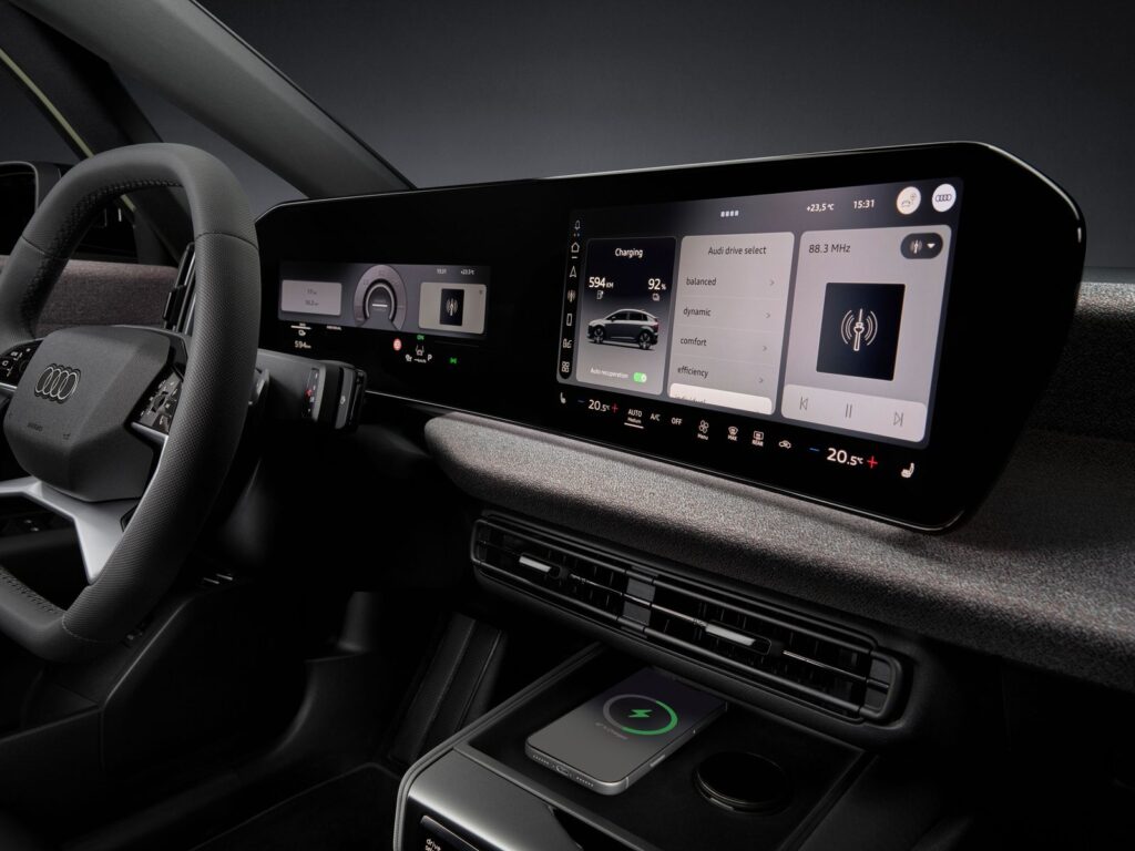 Écrans de l’Audi A2 e-tron et chargeur à induction pour deux smartphones