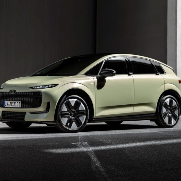 Audi A2 e-tron 2026 vue trois quarts avant, teinte Pistachio green
