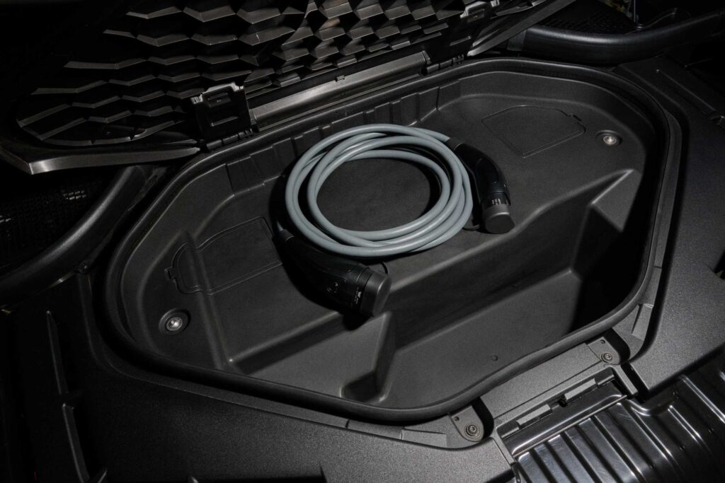 Coffre avant du BMW iX5 avec câble de recharge