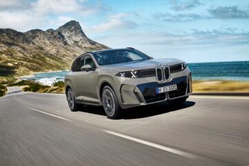BMW iX5 60 xDrive vue de trois-quarts avant sur une route côtière