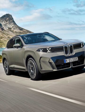 BMW iX5 60 xDrive vue de trois-quarts avant sur une route côtière