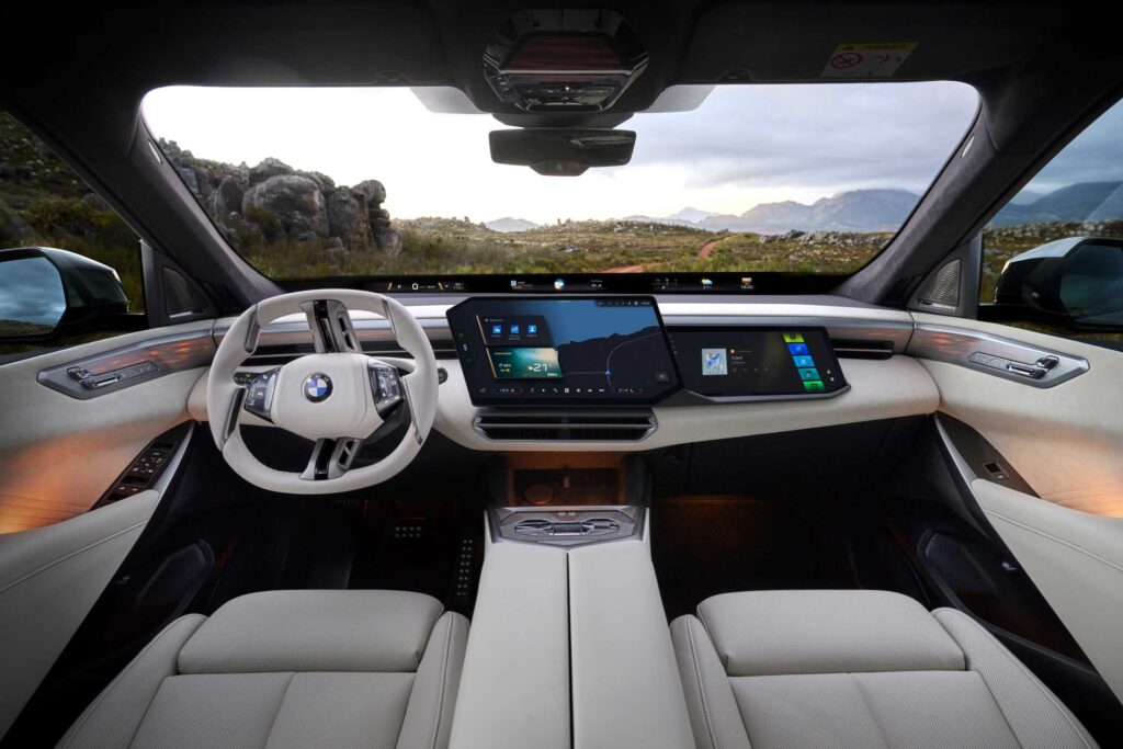 Planche de bord du BMW iX5 avec écran panoramique et volant