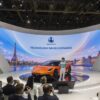 DENZA Z9GT de profil au Trocadero avec la Tour Eiffel en arriere-plan