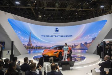DENZA Z9GT de profil au Trocadero avec la Tour Eiffel en arriere-plan