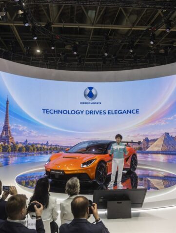 DENZA Z9GT de profil au Trocadero avec la Tour Eiffel en arriere-plan