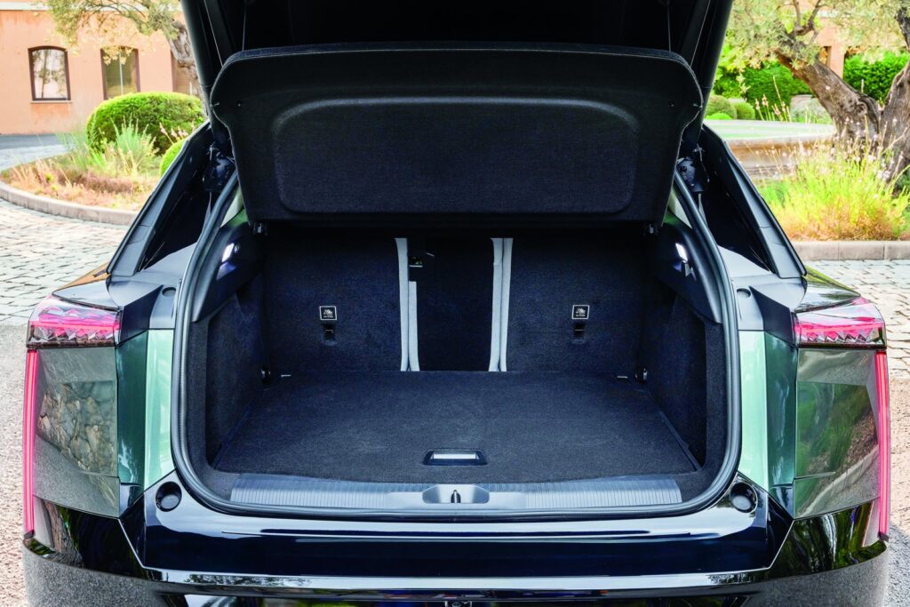 Coffre de 560 litres du DS N°7 E-Tense, hayon ouvert