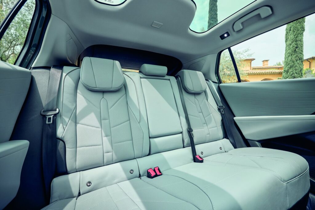 Banquette arrière en cuir clair du DS N°7 E-Tense
