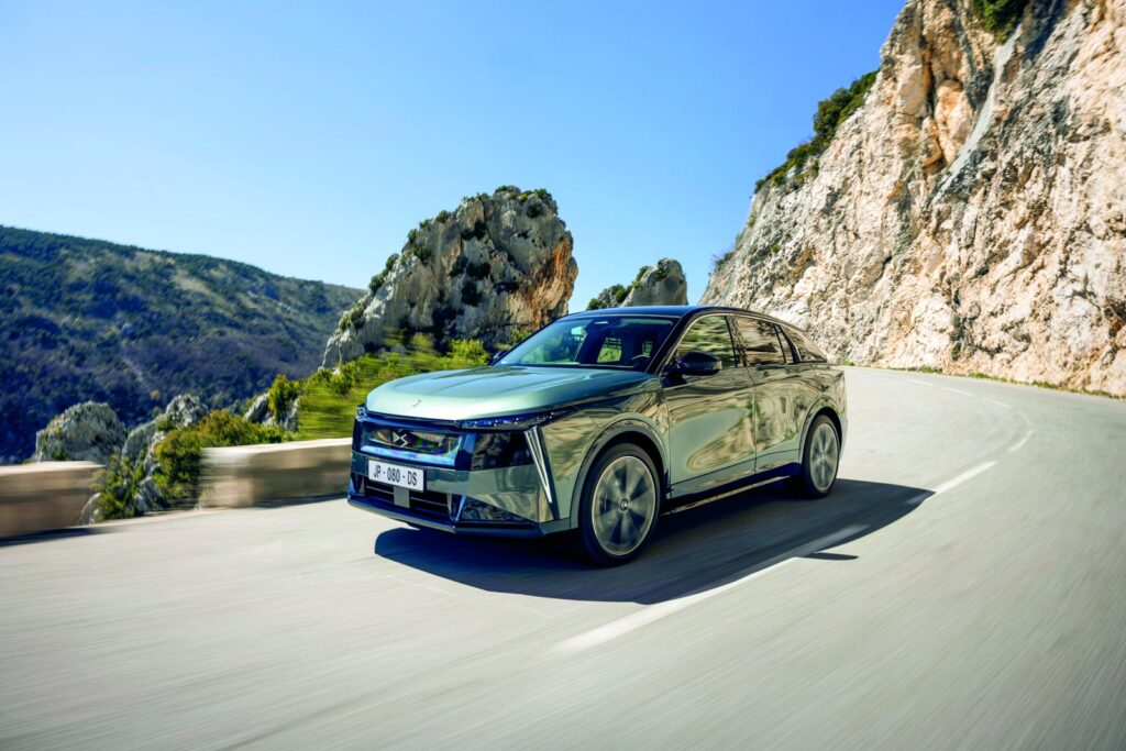 DS N°7 E-Tense en virage sur une route de montagne