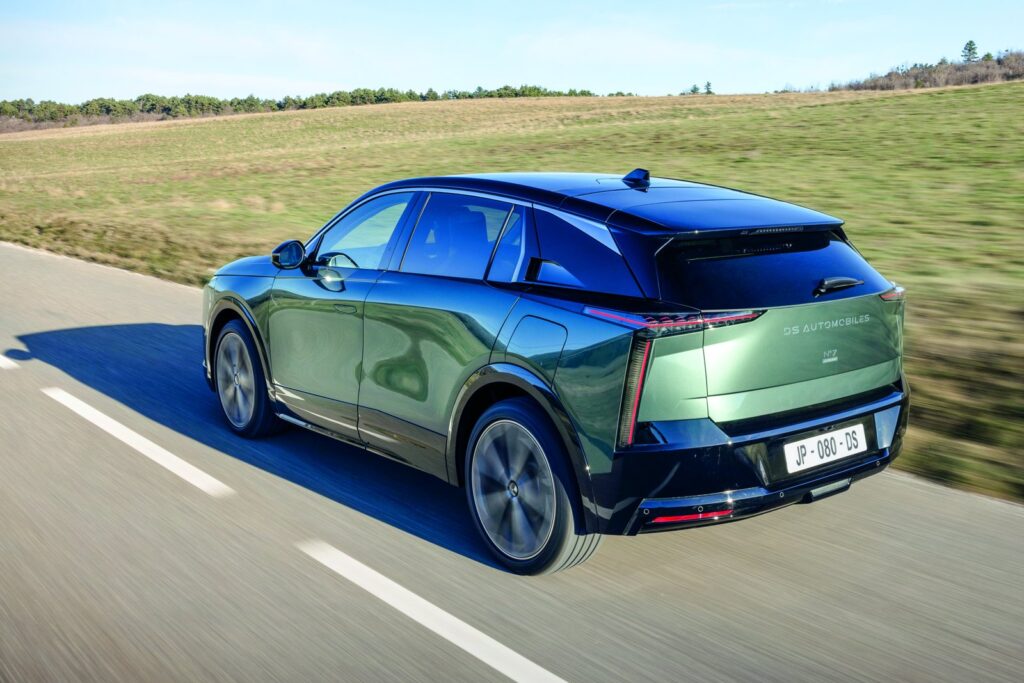 DS N°7 E-Tense vu de trois quarts arrière en roulant