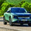 DS N°7 E-Tense vert vu de face sur une route de l’arrière-pays niçois