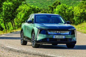 DS N°7 E-Tense vert vu de face sur une route de l’arrière-pays niçois