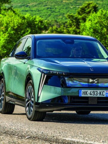 DS N°7 E-Tense vert vu de face sur une route de l’arrière-pays niçois