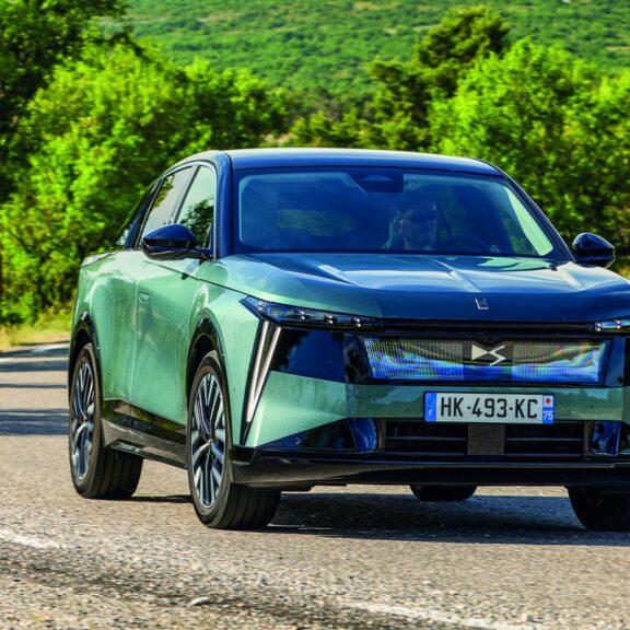 DS N°7 E-Tense vert vu de face sur une route de l’arrière-pays niçois