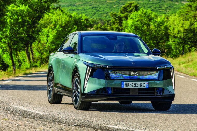 DS N°7 E-Tense vert vu de face sur une route de l’arrière-pays niçois