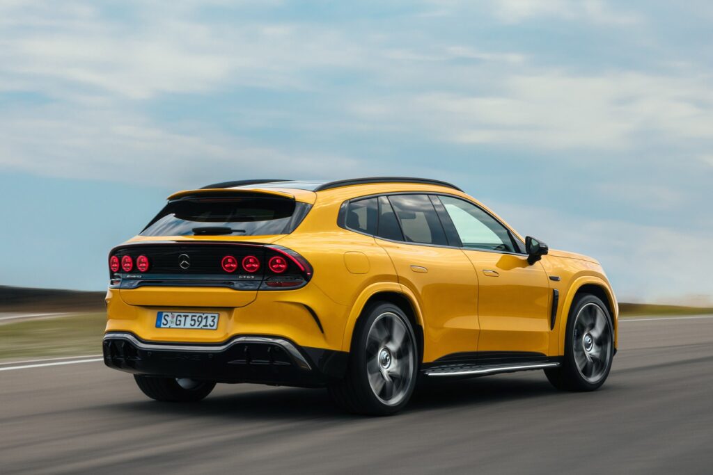 Le GT SUV jaune vu de trois quarts arrière, avec sa signature lumineuse à six feux ronds (photo officielle Mercedes-AMG)