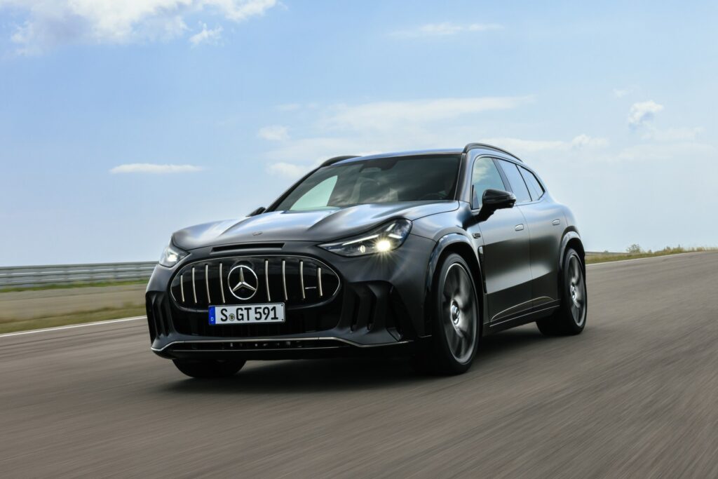Mercedes-AMG GT SUV de teinte noire vu de face en roulage sur piste, avec sa calandre à lamelles verticales (photo officielle Mercedes-AMG)
