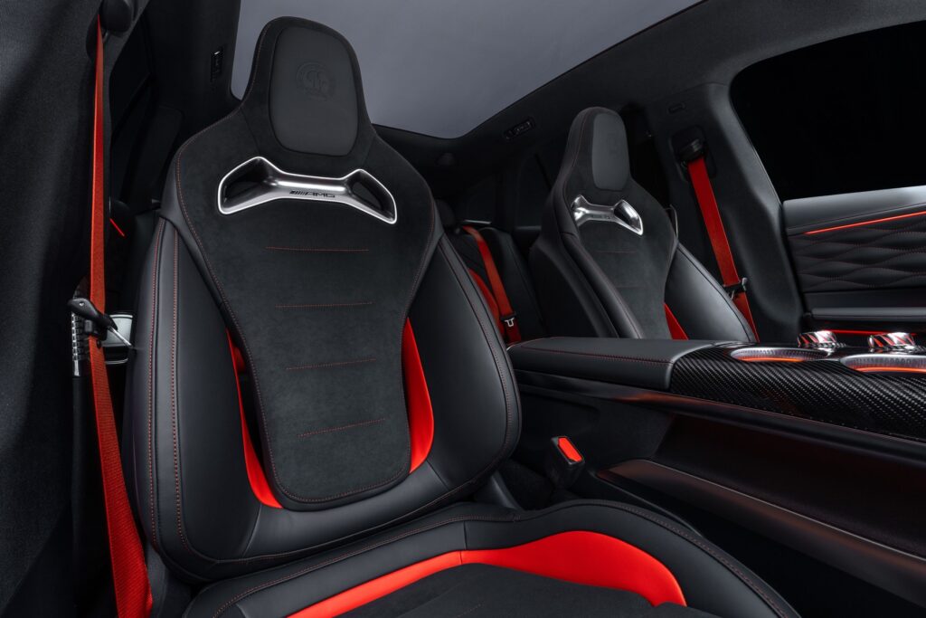 Sièges avant sport en cuir noir, surpiqûres et ceintures rouges (photo constructeur)