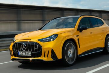 Mercedes-AMG GT SUV électrique jaune vu de trois quarts avant, en roulage sur piste (photo officielle Mercedes-AMG)