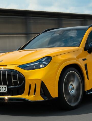 Mercedes-AMG GT SUV électrique jaune vu de trois quarts avant, en roulage sur piste (photo officielle Mercedes-AMG)