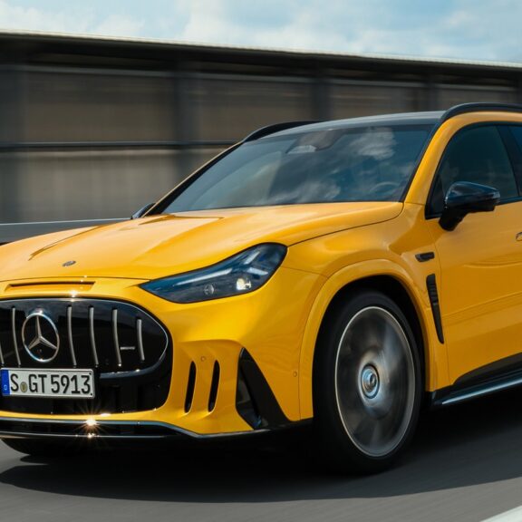 Mercedes-AMG GT SUV électrique jaune vu de trois quarts avant, en roulage sur piste (photo officielle Mercedes-AMG)
