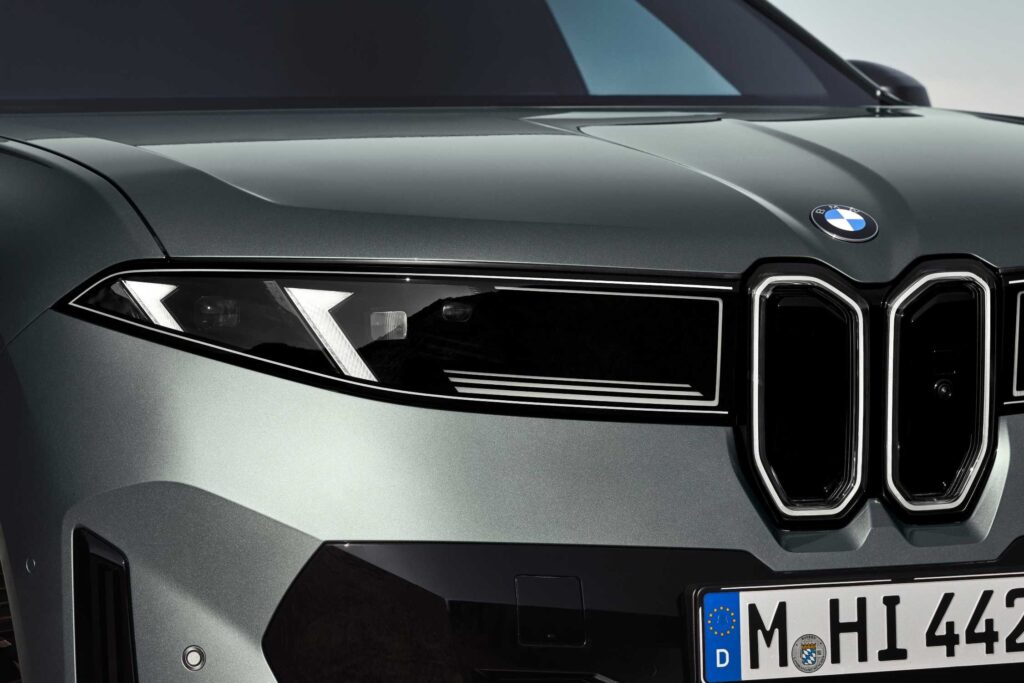 Gros plan sur la double calandre et les optiques fines du BMW iX4 (photo officielle BMW)