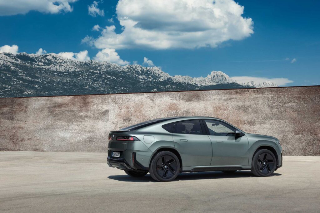 SUV coupé électrique vu de profil, avec sa ligne de toit plongeante (photo constructeur)