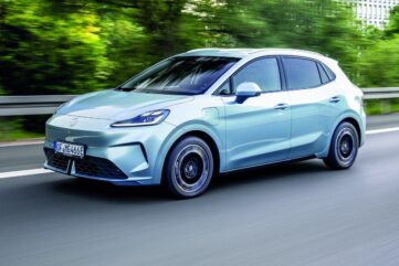 MG4 Urban bleu clair en roulage sur autoroute, vue de trois quarts avant