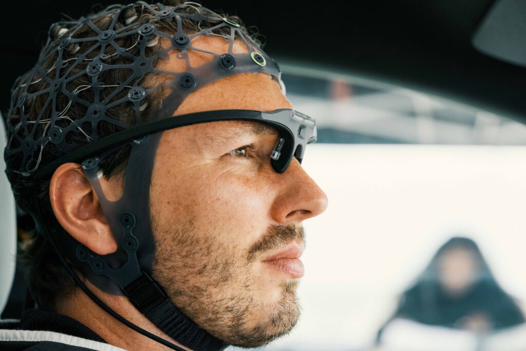 Gros plan sur un conducteur portant un bonnet à capteurs et des lunettes de suivi du regard (photo officielle Polestar)
