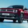Renault 4 E-Tech electric rouge vue de trois-quarts avant sur fond bleu