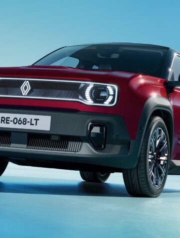 Renault 4 E-Tech electric rouge vue de trois-quarts avant sur fond bleu