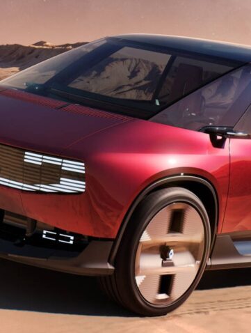 Renault E-Space Concept, monospace électrique rouge sombre vu de trois quarts avant, dans un décor désertique (image de communication Renault)