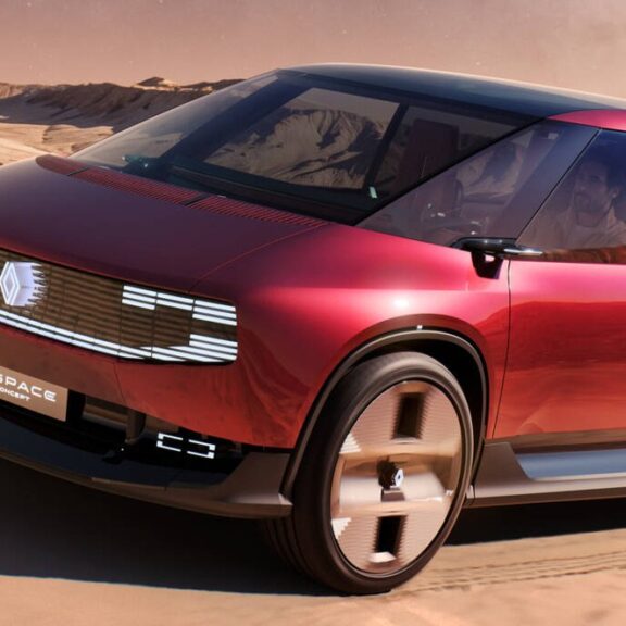 Renault E-Space Concept, monospace électrique rouge sombre vu de trois quarts avant, dans un décor désertique (image de communication Renault)