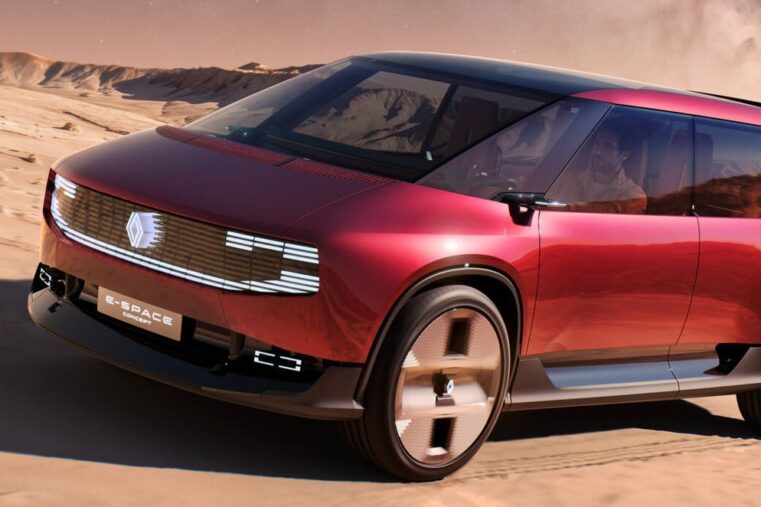 Renault E-Space Concept, monospace électrique rouge sombre vu de trois quarts avant, dans un décor désertique (image de communication Renault)