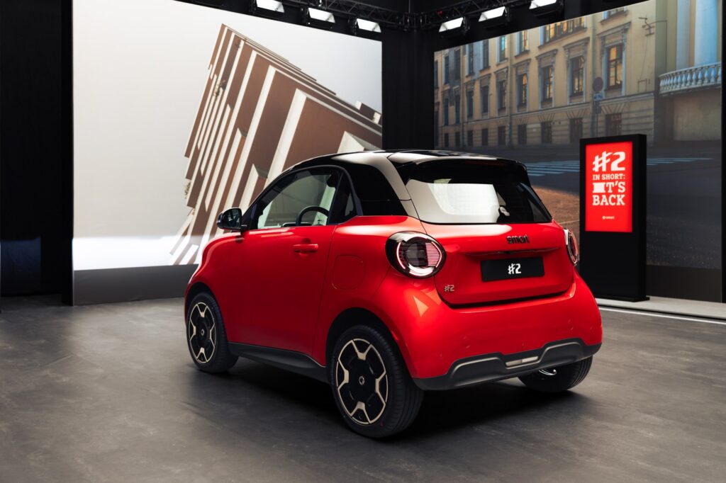 smart #2 rouge vue de trois quarts arrière sur un stand de présentation (image officielle smart)
