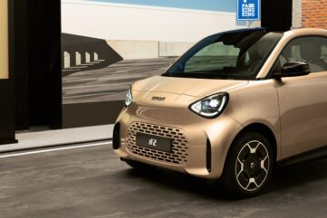 smart #2 de teinte champagne vue de trois quarts avant, devant un panneau « #2 » (image officielle smart)