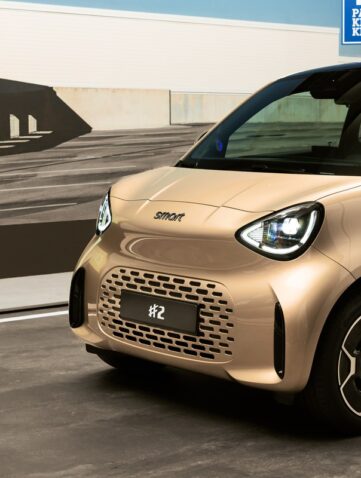 smart #2 de teinte champagne vue de trois quarts avant, devant un panneau « #2 » (image officielle smart)